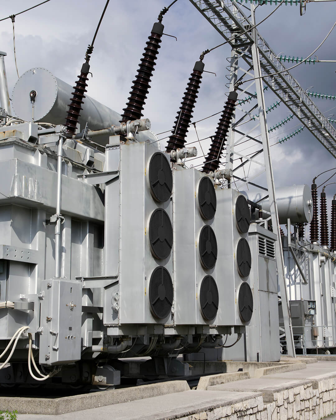 Air-cooled heat exchanger for transformer oil